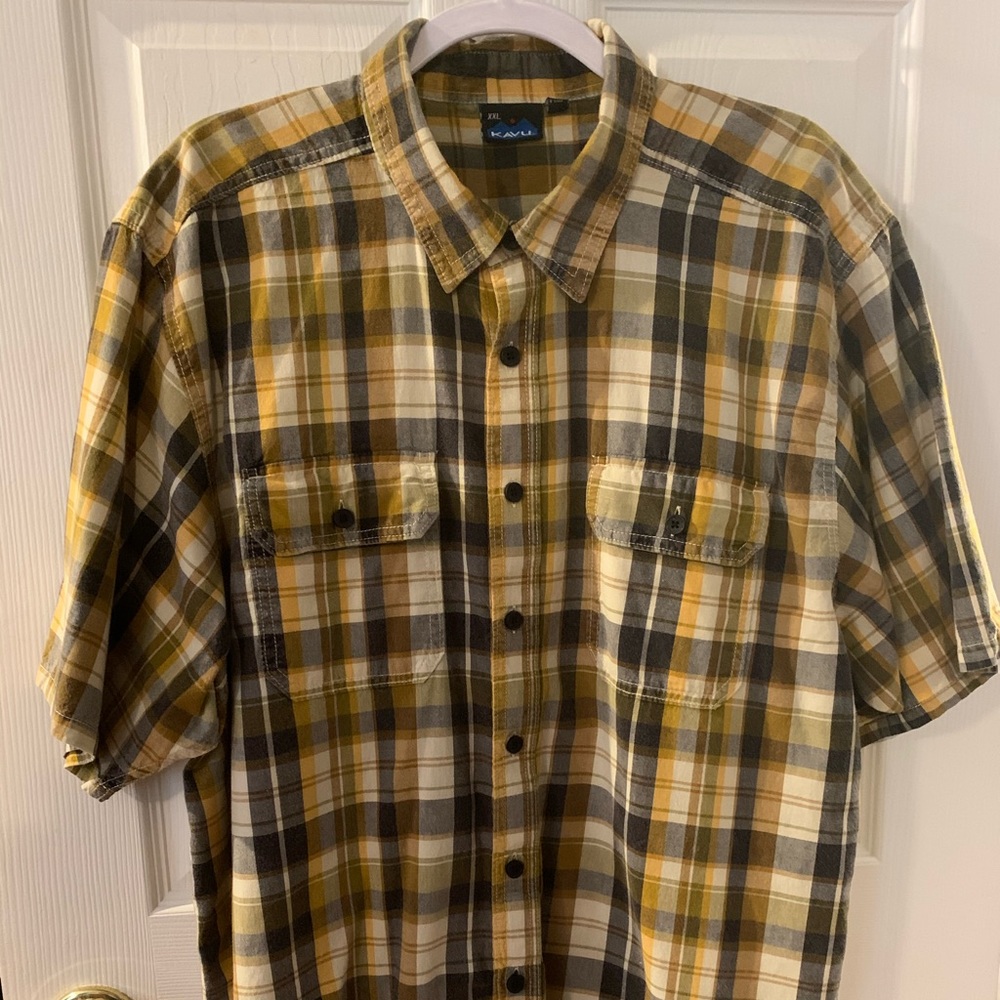 Men’s Kavu button down short sleeve shirt.